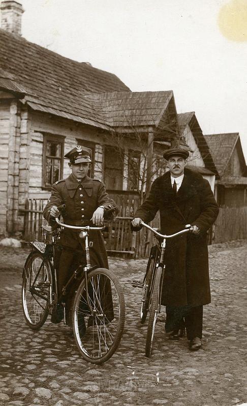 KKE 2131.jpg - Fot. Portret. Dwóch mężczyzn prowadzących rower, lata 30-te XX wieku.